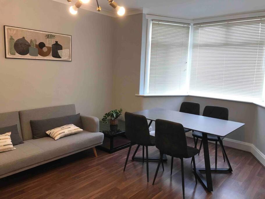 Appartamento Spacious Kosher Flat In Golders Londra