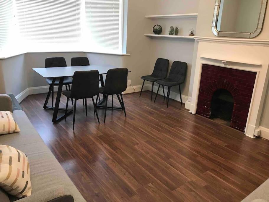 Appartamento Spacious Kosher Flat In Golders Londra